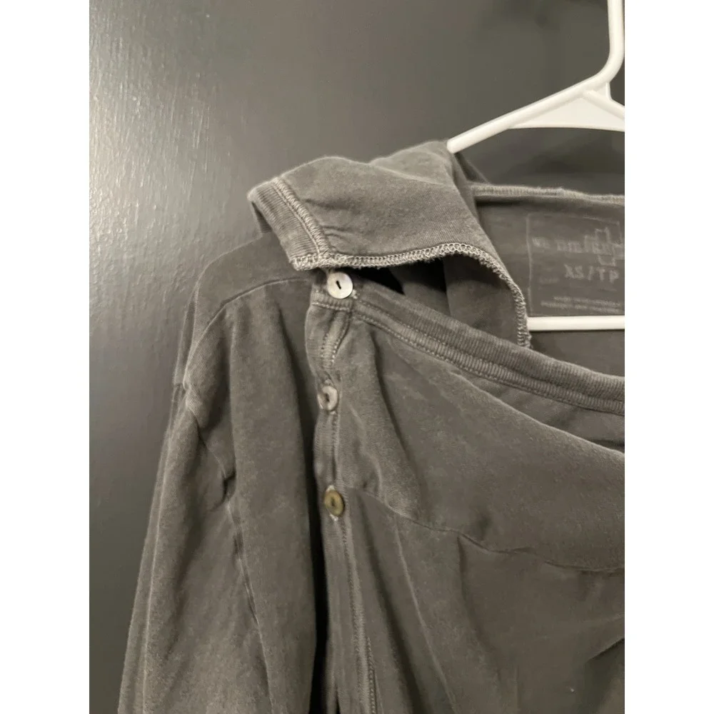 We The Free People Sz XS OPEN HOODIE Top Womens 3 Button Shoulder Grey